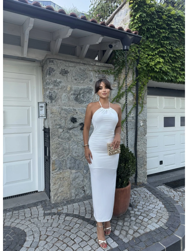 Beyaz Halter Yaka Aksesuarlı Elbise