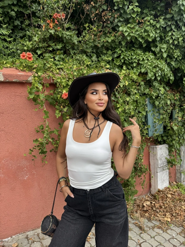 Beyaz Kare Yaka Basic Crop