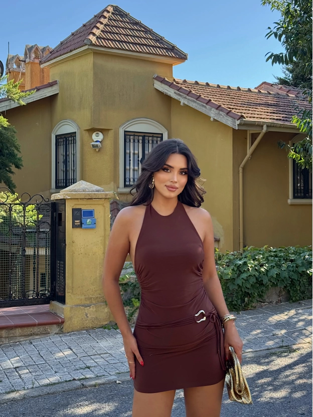 Kahverengi Boyundan Bağlamalı Bel Aksesuarlı Mini Elbise