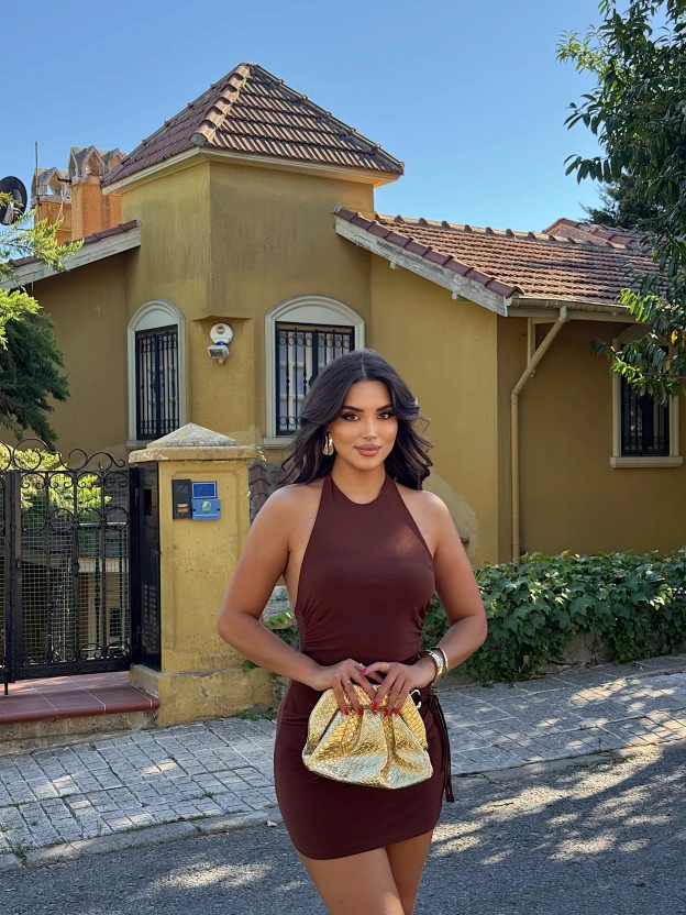 Kahverengi Boyundan Bağlamalı Bel Aksesuarlı Mini Elbise