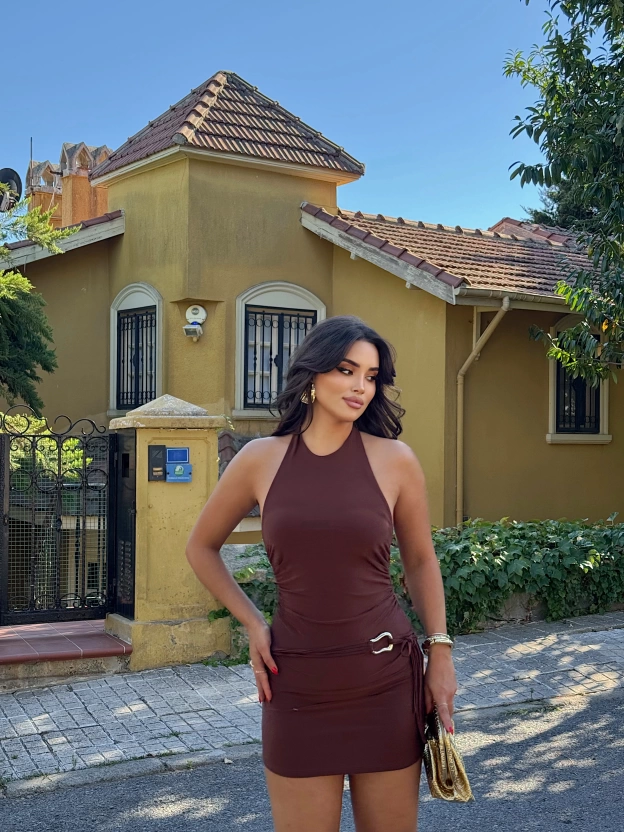 Kahverengi Boyundan Bağlamalı Bel Aksesuarlı Mini Elbise