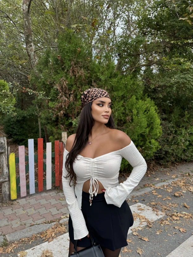 Krem Madonna Büzgülü Crop