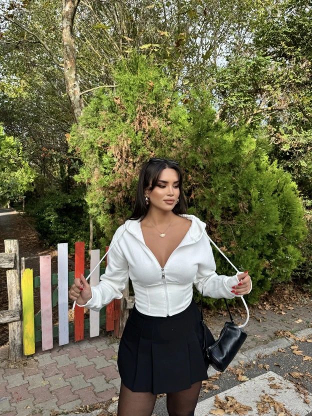 Beyaz Korse Detay Crop Hırka