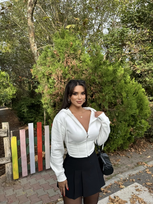 Beyaz Korse Detay Crop Hırka
