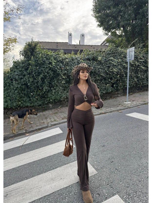 Kahve Göğüs Tokalı Takım