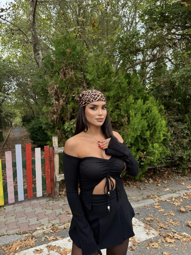 Siyah Madonna Büzgülü Crop