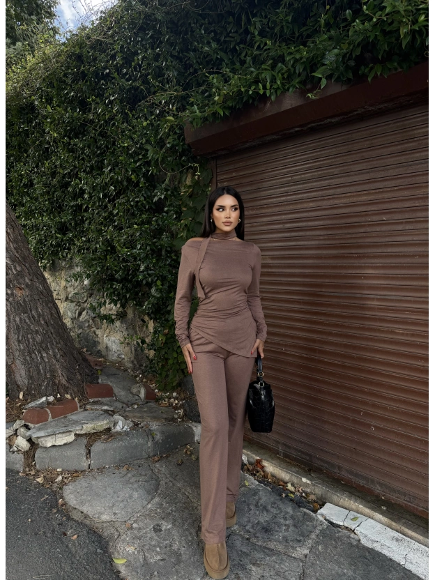 Kahverengi Fularlı Asimetrik İkili Takım