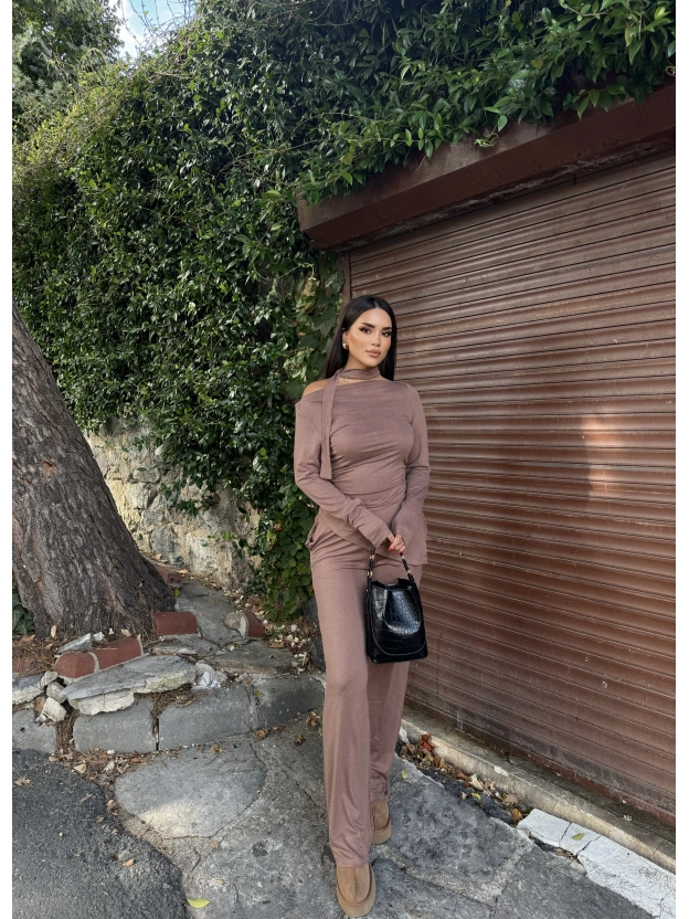 Kahverengi Fularlı Asimetrik İkili Takım