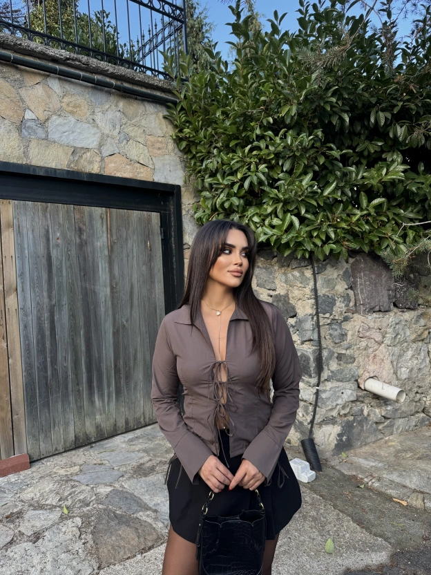 Kahverengi Dekolteli Gömlek