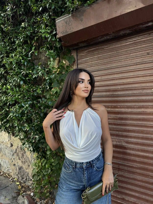 Beyaz Degaje Yaka Boyun Aksesuarlı Bluz