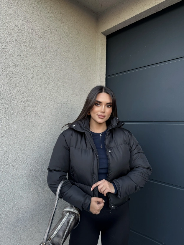 Siyah Kapüşonlu Şişme Mont