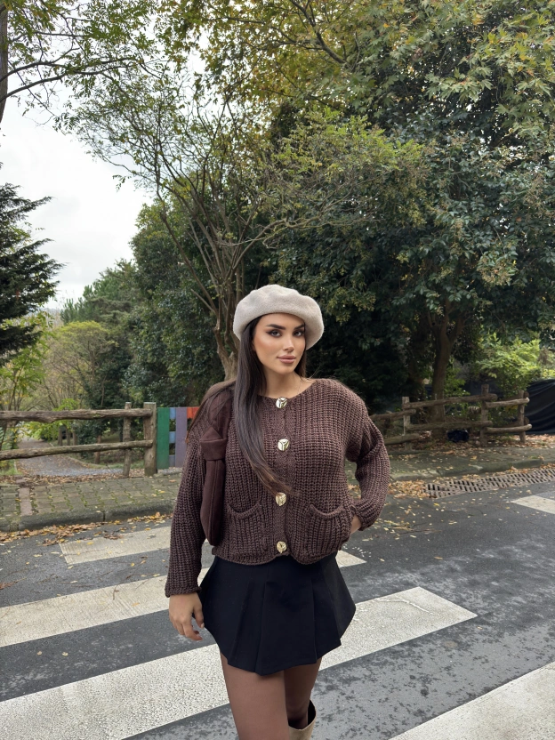 Kahverengi Örgü Düğme Detay Hırka