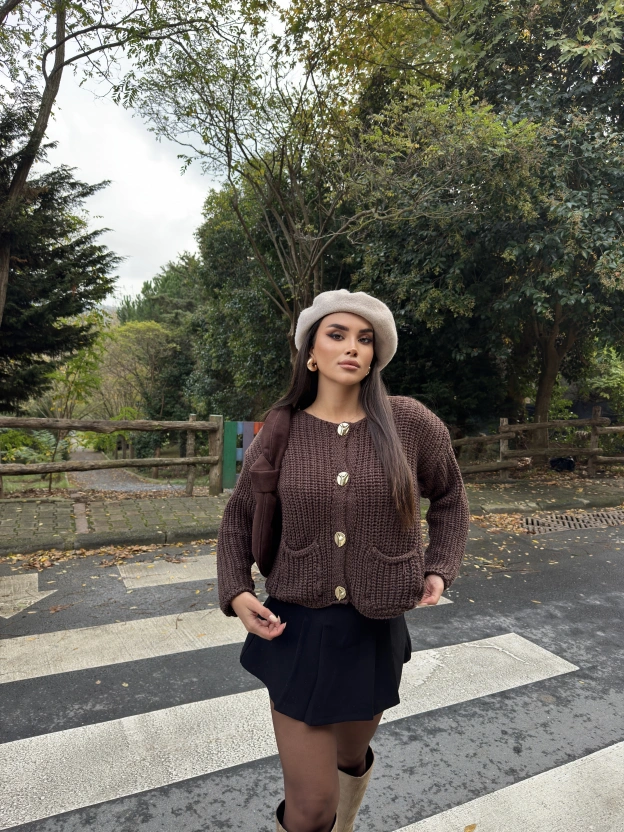 Kahverengi Örgü Düğme Detay Hırka