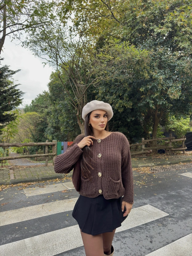 Kahverengi Örgü Düğme Detay Hırka
