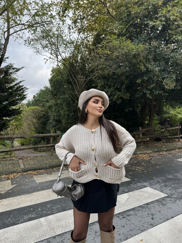 Bej Örgü Düğme Detay Hırka