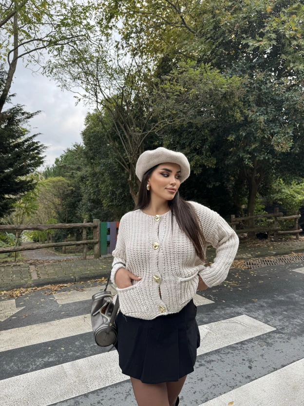 Bej Örgü Düğme Detay Hırka