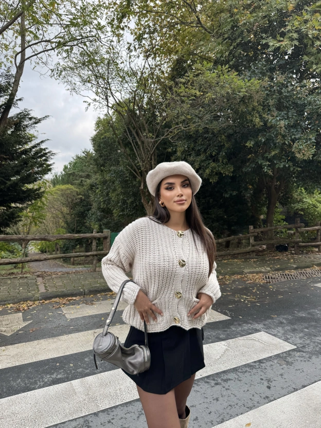 Bej Örgü Düğme Detay Hırka