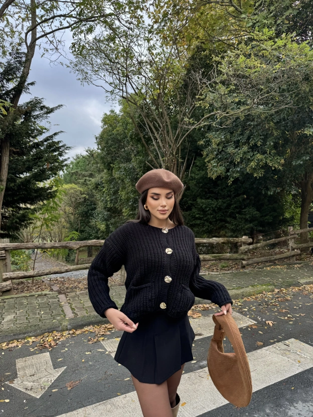 Siyah Örgü Düğme Detay Hırka