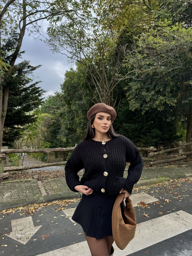 Siyah Örgü Düğme Detay Hırka