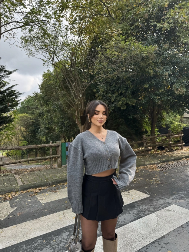 Gri Sırt Baskılı Crop Hırka