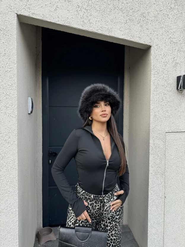 Siyah Parmak Geçirmeli Body