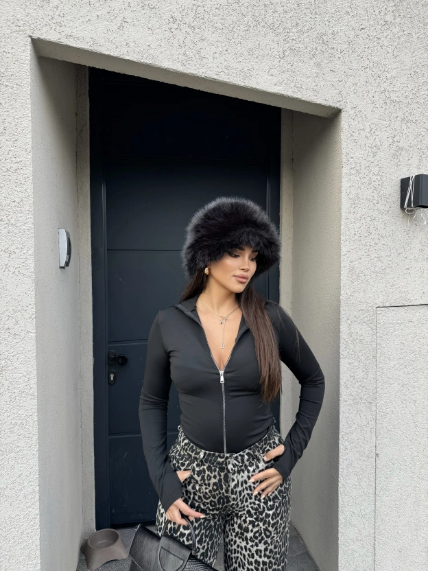 Siyah Parmak Geçirmeli Body