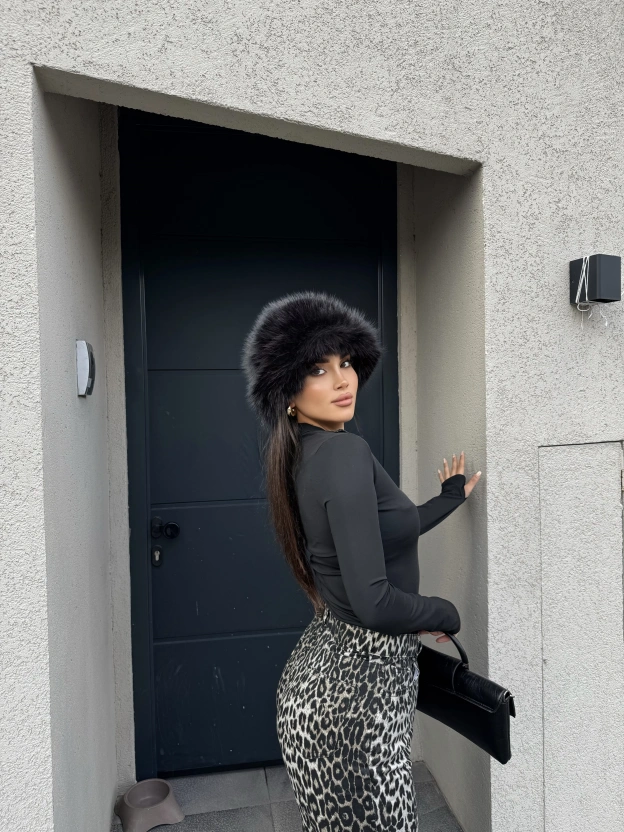 Siyah Parmak Geçirmeli Body