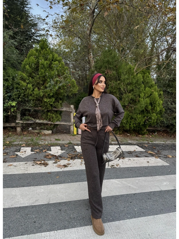 Kahverengi Fularlı Simli Takım