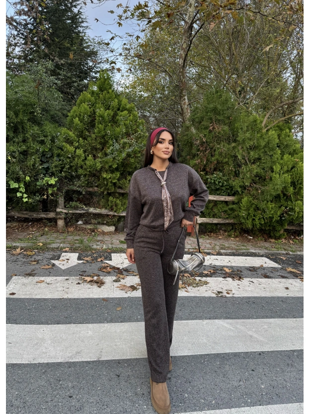 Kahverengi Fularlı Simli Takım