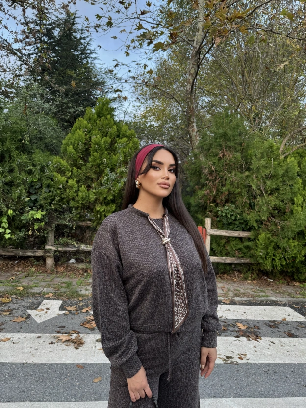 Kahverengi Fularlı Simli Takım