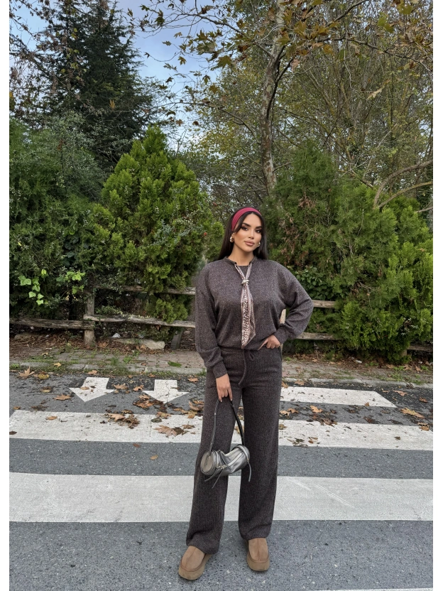 Kahverengi Fularlı Simli Takım