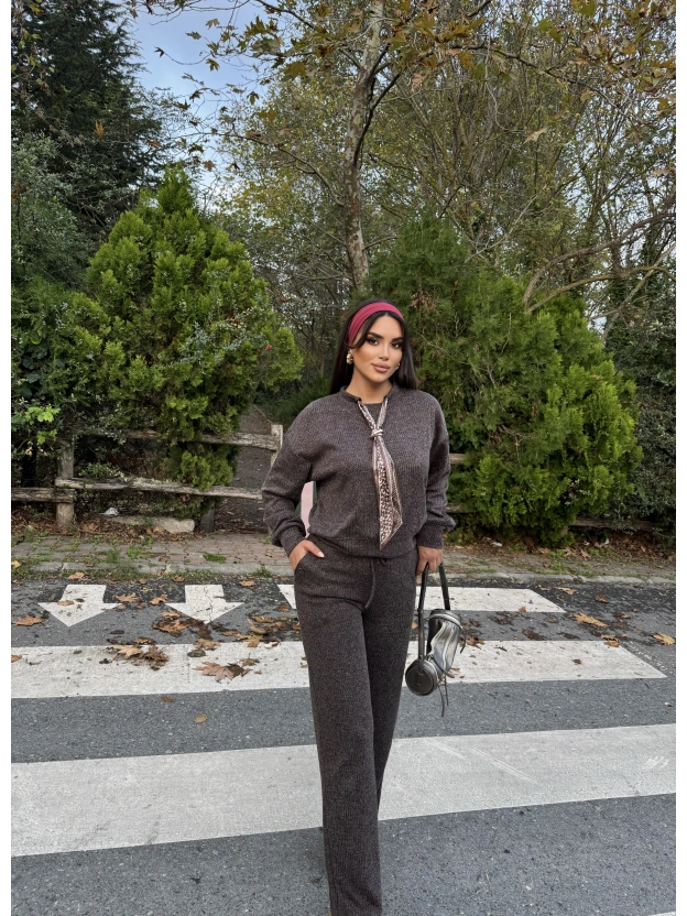 Kahverengi Fularlı Simli Takım