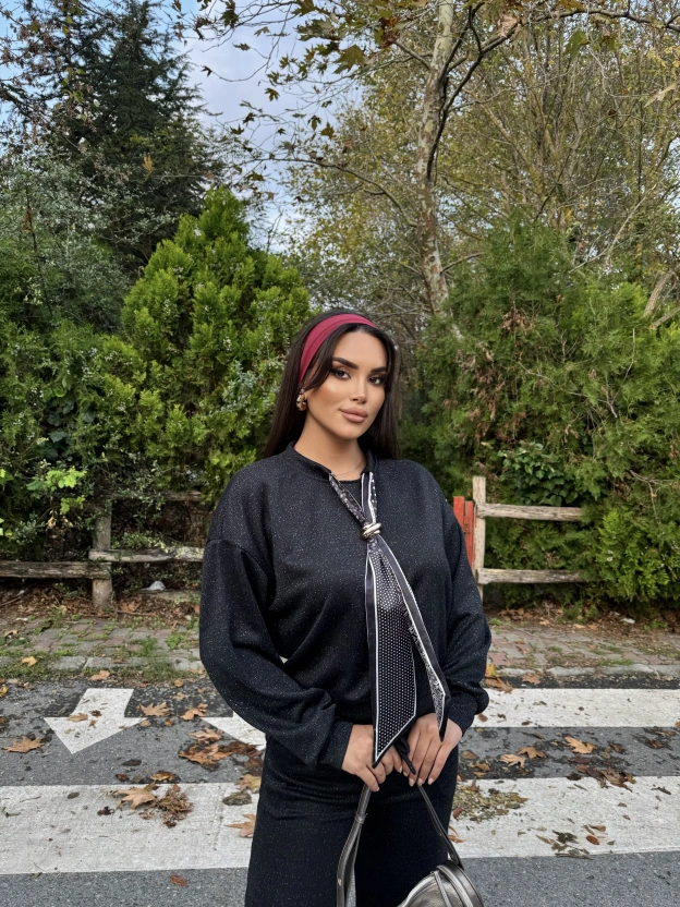 Siyah Fularlı Simli Takım