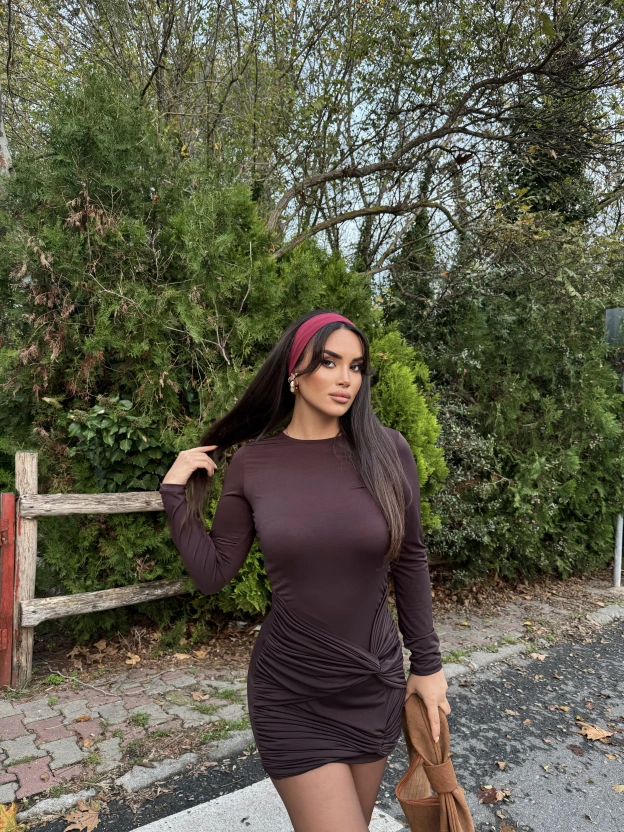 Kahverengi Burgulu Kısa Elbise