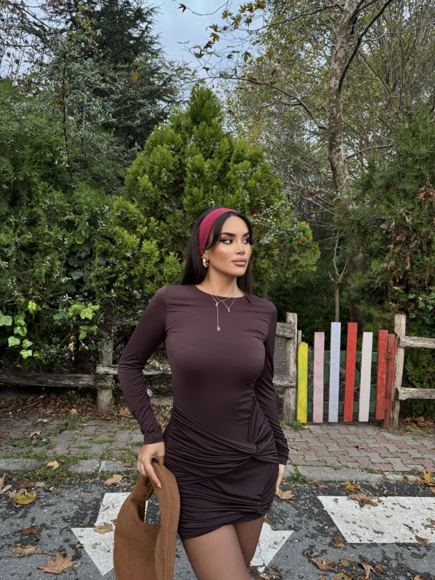 Kahverengi Burgulu Kısa Elbise