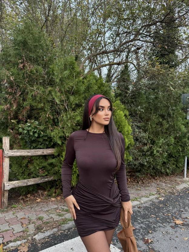 Kahverengi Burgulu Kısa Elbise