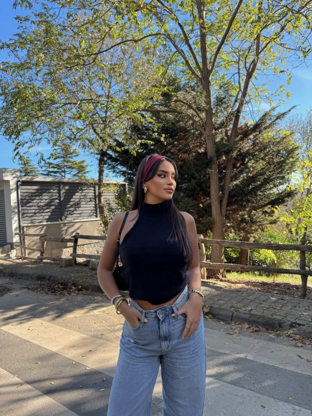 Siyah Balıkçı Yaka Yumoş Triko Bluz