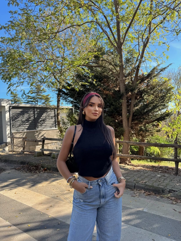 Siyah Balıkçı Yaka Yumoş Triko Bluz