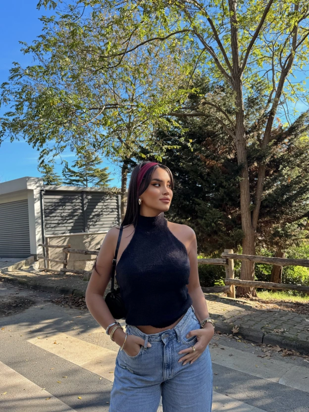 Siyah Balıkçı Yaka Yumoş Triko Bluz