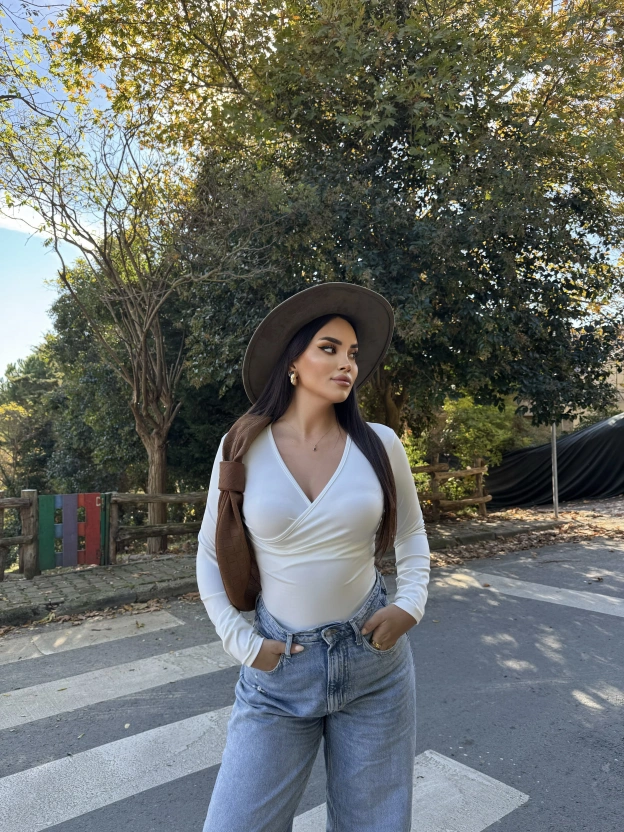 Beyaz Kruvaze Yaka Bodysuit