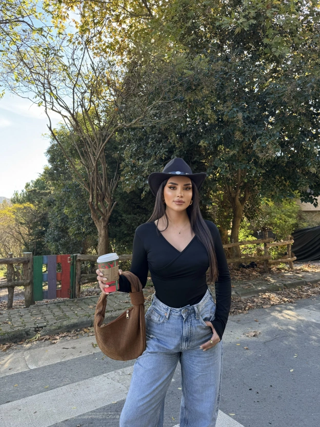 Siyah Kruvaze Yaka Bodysuit