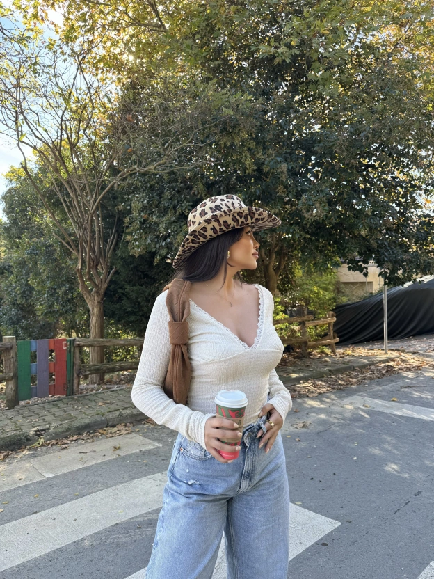 Krem V yaka Dantel Detay Bluz