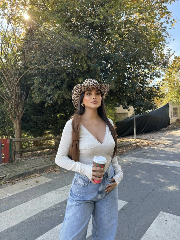 Krem V yaka Dantel Detay Bluz