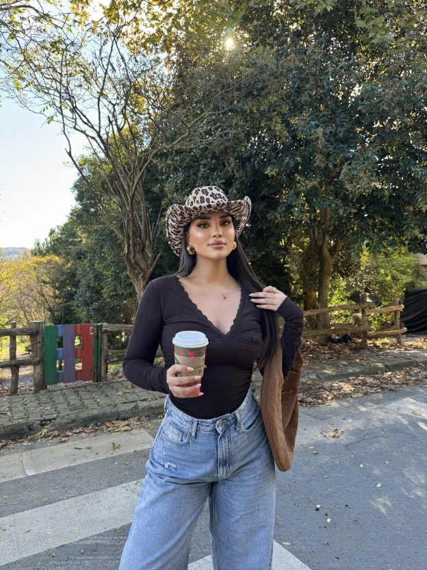 Kahverengi V yaka Dantel Detay Bluz