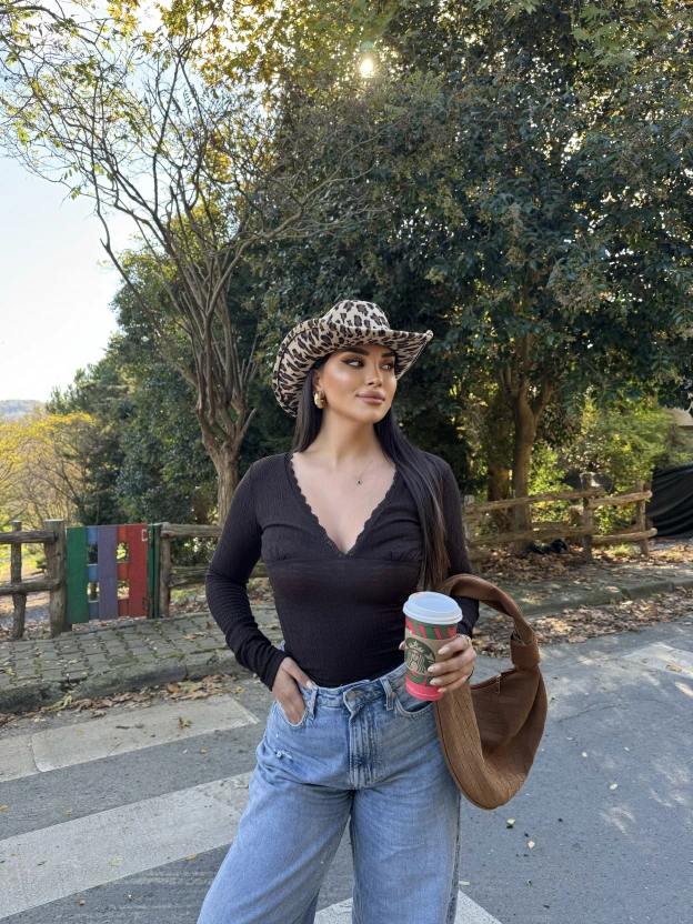 Kahverengi V yaka Dantel Detay Bluz