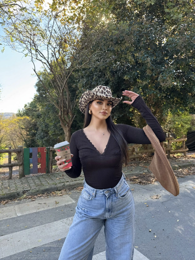 Kahverengi V yaka Dantel Detay Bluz