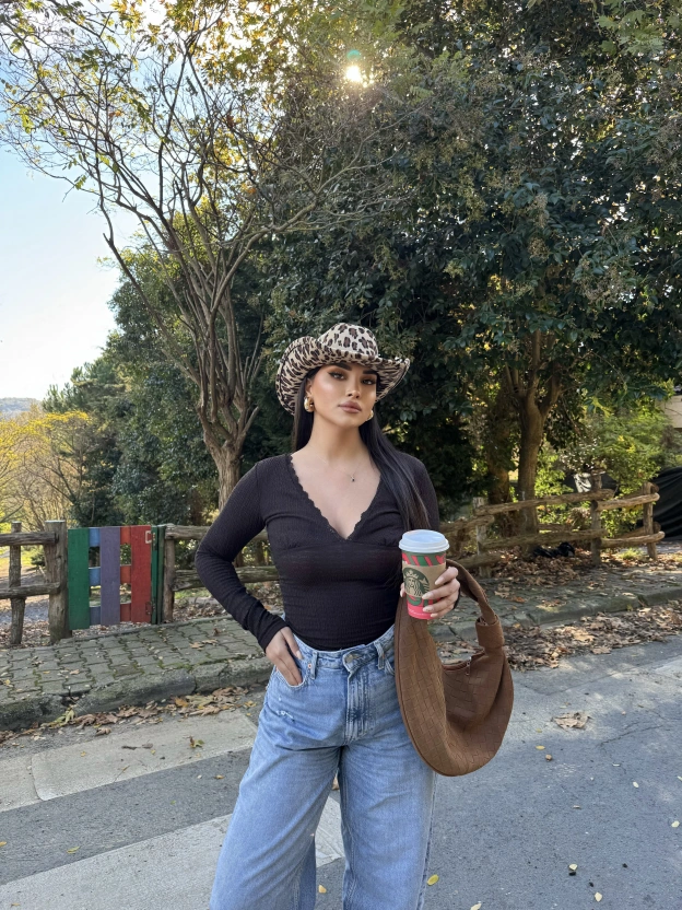 Kahverengi V yaka Dantel Detay Bluz