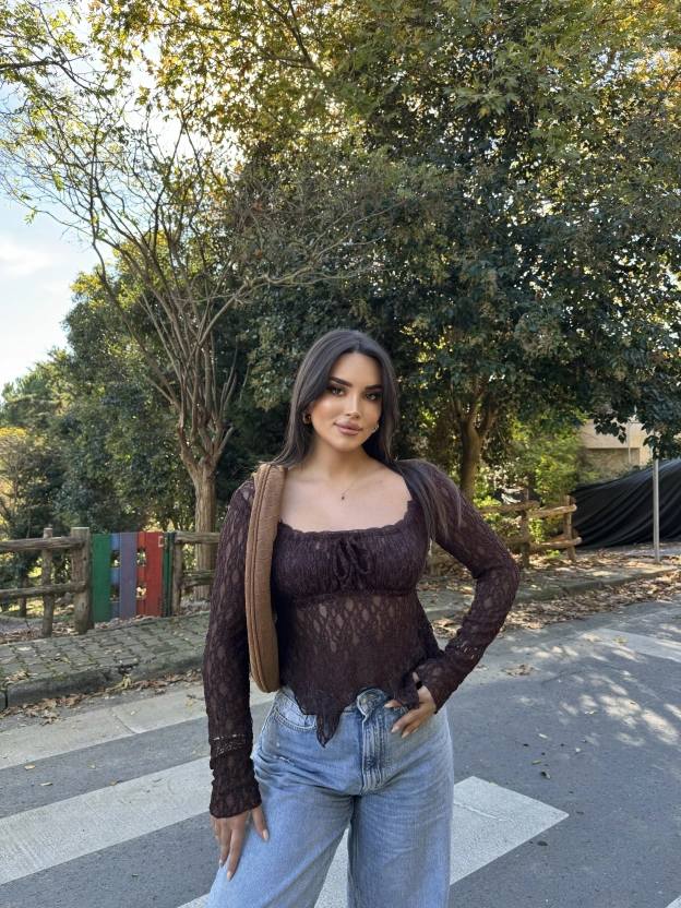 Kahverengi Kare Yaka Dantel Tasarım Bluz