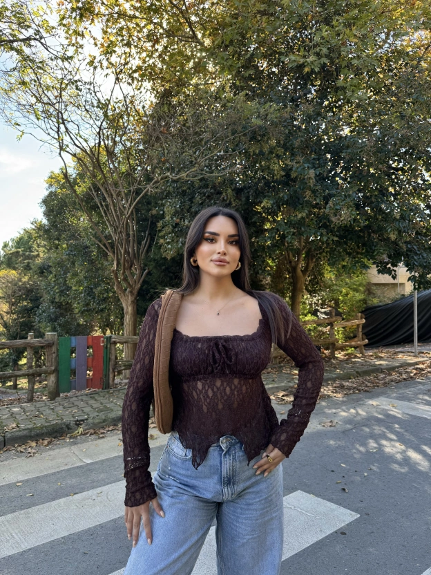 Kahverengi Kare Yaka Dantel Tasarım Bluz