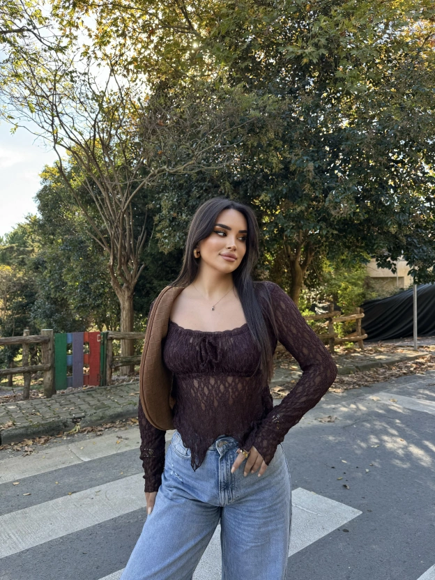 Kahverengi Kare Yaka Dantel Tasarım Bluz